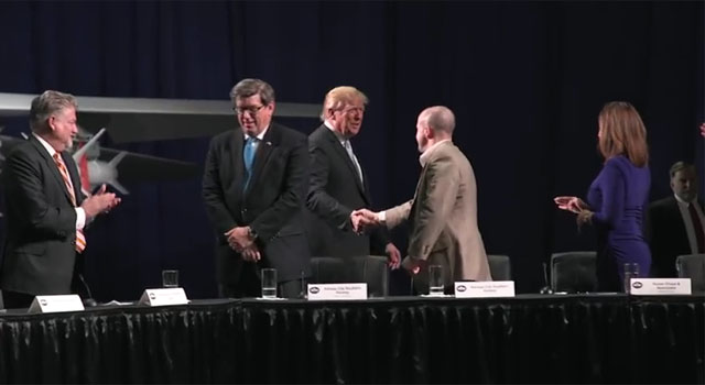 ▲ 감세정책 토론회 참석자들과 악수하는 트럼프 美대통령. ⓒ美백악관 유튜브 채널 캡쳐.