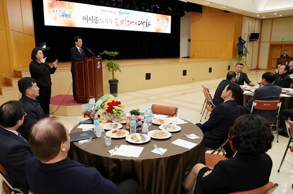 ▲ 이시종 충북지사가 지난달 8일 충주시를 찾아 도민들과 지역현안을 화두로 대화를 나누고 있다.ⓒ충북도