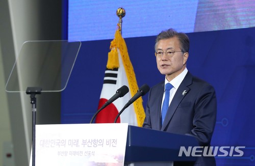 ▲ 문재인 대통령이 16일 부산 신항 배후단지 물류창고에서 열린 부산항 미래비전 선포식에서 인사말하고 있다. ⓒ뉴시스