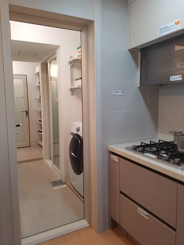 ▲ 전용 84㎡ 현관 출입문과 주방이 연결돼 있어 입주자들의 동선 편의를 더했다. = 이보배 기자