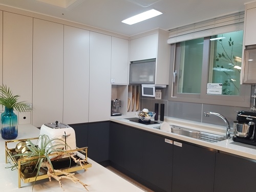 ▲ 전용 72㎡ 주방. 넓게 뚫린 주방창으로 통풍에 용이, 쾌적함을 더했다. =이보배 기자