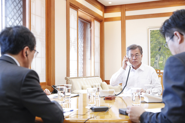 ▲ 문재인 대통령이 지난 16일 아베
 신조 일본 총리와 통화를 하는
 모습. ⓒ청와대 제공
