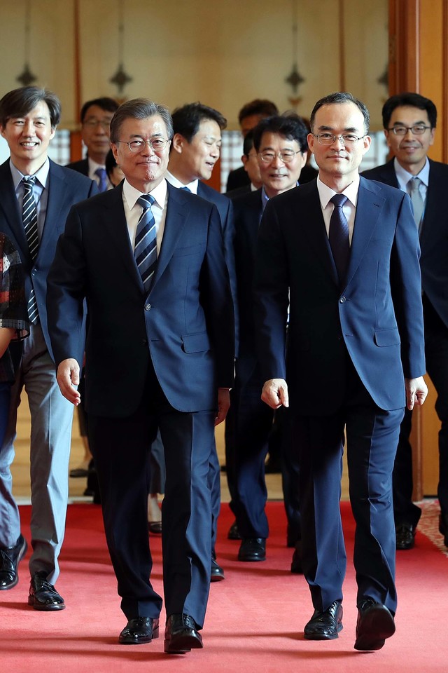 ▲ 문재인 대통령이 지난해 7월 신임 검찰총장으로 임명된 문무일 총장과 함께 걷고 있다. ⓒ 청와대