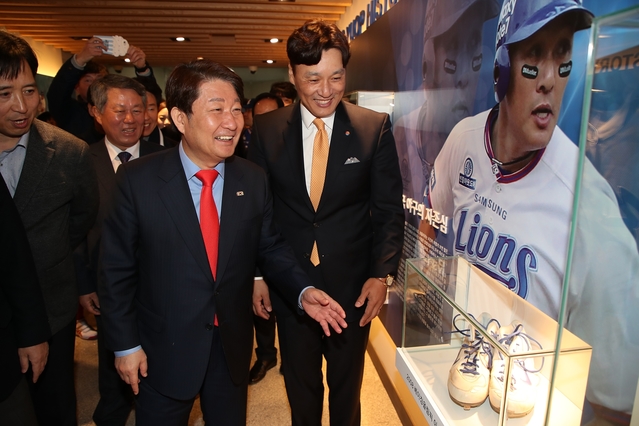 ▲ 대구시는 최근 리모델링 공사를 마친 시민운동장 야구장의 개장행사를 오는 17일 오전 10시에 대구 시민들과 함께 개최했다. 사진은 권영진 시장이 레전드 이승엽 전시공간을 이승엽과 함께 둘러보고 있다.ⓒ대구시