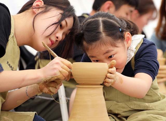 ▲ ‘2018문경전통찻사발축제’가 4월28일부터 5월7일까지 문경세제 오픈세트장에서 화려한 개막을 알린다. 사진은 지난 축제 장면.ⓒ문경시