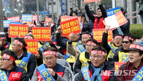 ▲ 대한의사협회 국민건강수호 비상대책위원회가 18일 오후 서울 광화문 동화면세점 앞에서 '문재인케어 저지를 위한 전국 의사대표자대회'를 열고 복지부 정책을 규탄하고 있다.ⓒ뉴시스