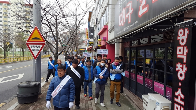 ▲ 경산시는 지난 16일 학교주변 주요 도로변 중심으로 학교 주변 불법 유동광고물 정비 민관합동 캠페인을 실시했다.ⓒ경산시