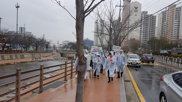 ▲ 구미시(시장 권한대행 이묵)가 지난 15일 개학을 맞아 학교주변 불법광고물 정비를 위한 민관합동 캠페인을 가졌다.ⓒ구미시