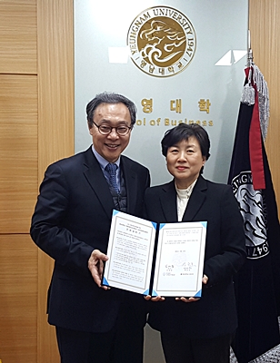 ▲ 15일 영남대 경영대학과 대구시 사회적경제지원센터가 사회적경제 조직 활성화를 위한 업무협약을 체결했다. (왼쪽부터 영남대 경영대학 백권호 학장·대구시 사회적경제지원센터 김재경 센터장)ⓒ영남대학교