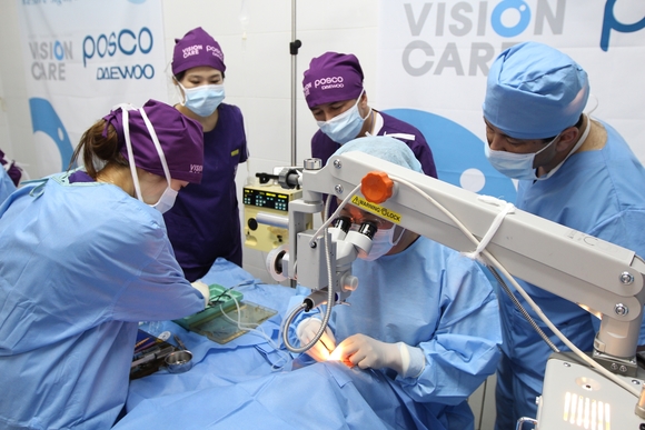 ▲ 포스코대우는 지난 9일부터 17일까지 9일간 우즈베키스탄 부하라 주립종합병원에서 현지 안질환 환자들을 위한 의료캠프를 실시했다.ⓒ포스코대우