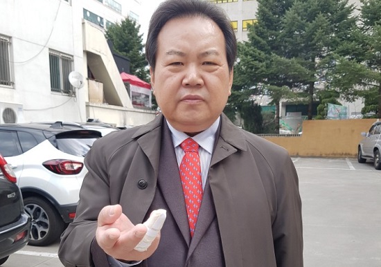 ▲ 자유한국당 박태우 대전시장예비후보자가 선거운동 중 폭행과 선거운동 방해를 당해 그 피해를 호소하고 있다.ⓒ박태우 예비후보 선거사무소