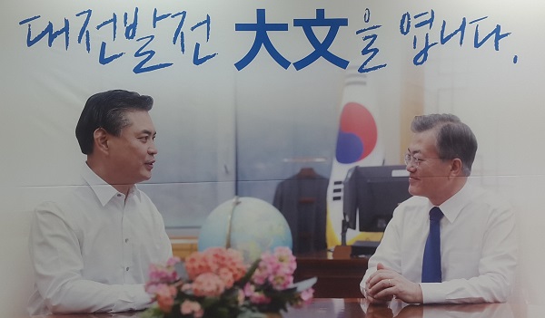 ▲ 민주당 박영순 전 청와대 선임행정관이 '대통령과 핫라인'을 캐치프레이즈로 선거운동에 나서고 있다.ⓒ박영순 대전시장선거사무소