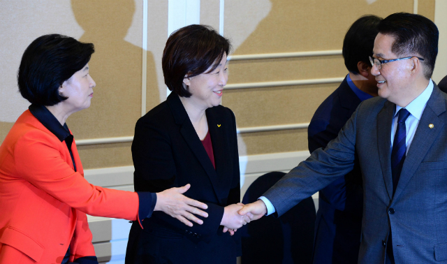 ▲ 민주평화당 박지원 전 대표가 손을 내민 더불어민주당 추미애 대표에 앞서 정의당 심상정 전 대표와 손을 맞잡고 악수하고 있다. 평화당 박지원 전 대표는 19일 라디오에 출연해 문재인 대통령의 개헌안 발의를 비판하고 분권형 대통령제를 주장하며 정의당 심상정 전 대표와도 의견이 같다고 밝혔다(자료사진). ⓒ뉴시스 사진DB