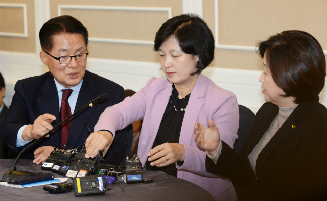 ▲ 민주평화당 박지원 전 대표와 정의당 심상정 전 대표가 더불어민주당 추미애 대표를 사이에 두고 의견을 나누고 있다. 평화당 박지원 전 대표는 19일 라디오에 출연해 문재인 대통령의 개헌안 발의를 비판하고 분권형 대통령제 개헌을 주장하며, 정의당 심상정 전 대표와도 의견이 같다고 밝혔다(자료사진). ⓒ뉴시스 사진DB