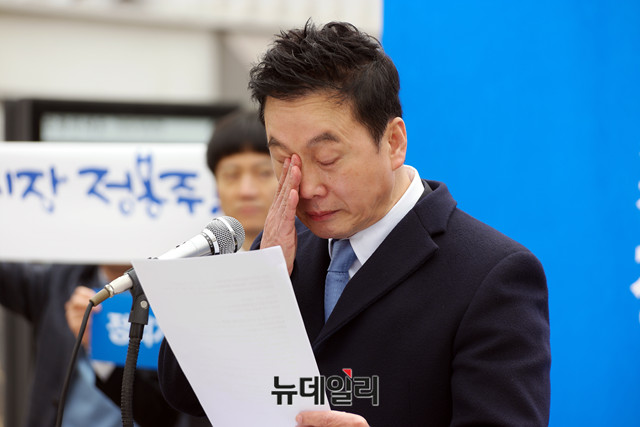 ▲ 정봉주 전 통합민주당 의원이 18일 오전 서울 마포구 경의선숲길공원에서 서울시장 출마선언 도중 눈물을 닦고 있다. ⓒ뉴데일리 이기륭 기자