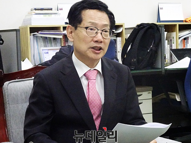 ▲ 더불어민주당 오제세 의원이 19일 충북도 브리핑룸에서 기자간담회를 갖고 충북지사 공천방식과 관련해 입장을 밝히고 있다.ⓒ이민기 기자