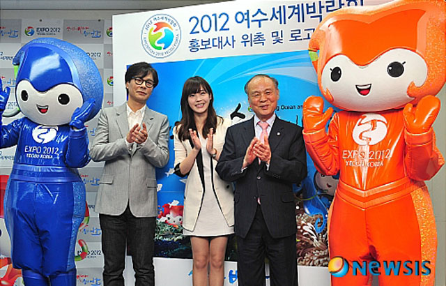 ▲ 2011년 5월 '여수 엑스포' 홍보대사를 맡은 가수 '아이유'와 함께 나온 윤상 씨. 윤 씨는 아이유와 여러 차례 음반 작업을 했다. ⓒ뉴시스. 무단전재 및 재배포 금지.