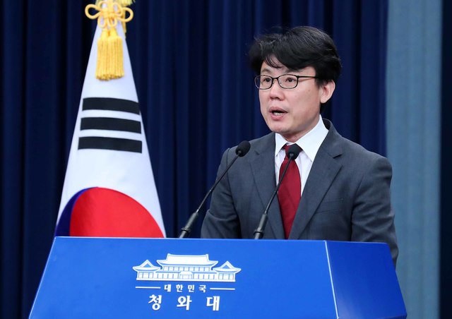 ▲ 진성준 청와대 정무기획비서관이 19일 오전 개헌안과 관련, 브리핑을 하고 있다. ⓒ뉴시스 DB