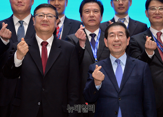 ▲ 서울시와 베이징시 관계자들이 19일 서울시청에서 열린 '서울·베이징 통합위원회' 3차 전체회의에 참석해 미세먼지 저감에 협력하기로 했다. 회의에 참석한 천지닝 베이징 시장과 박원순 서울시장.ⓒ뉴데일리 공준표 기자