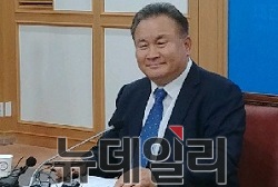 ▲ 더불어민주당 이상민 의원이 19일 대전시의회에서 대전시장 출마를 선언하고 있다.ⓒ김창견 기자