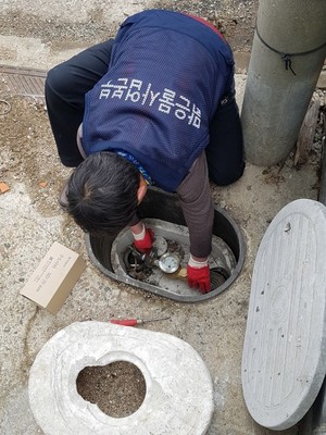▲ 포항시맑은물사업본부(본부장 윤영란)는 노후로 인한 검침량 불량 및 수돗물 누수예방을 위해 노후 수도계량기를 일제 점검하고 무상으로 교체한다.ⓒ포항시