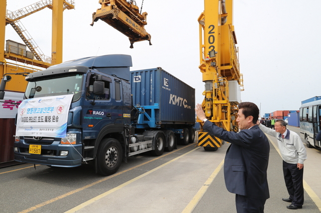 ▲ 개항 10년째를 맞이한 영일만항은 컨테이너화물 처리량이 최근 몇 년간 상승세를 타고 있다.ⓒ포항시