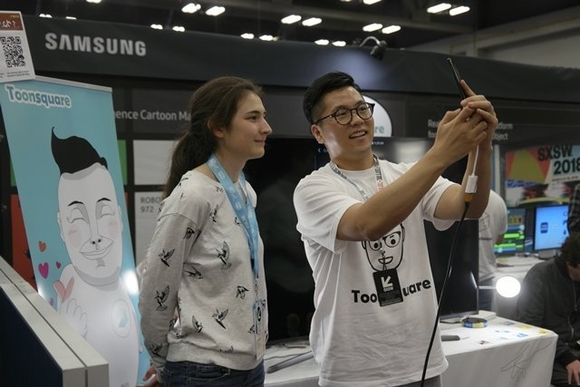 ▲ ⓒ참관객에게 직접 제품 시연을 하고있는 툰스퀘어(Toonsquare)