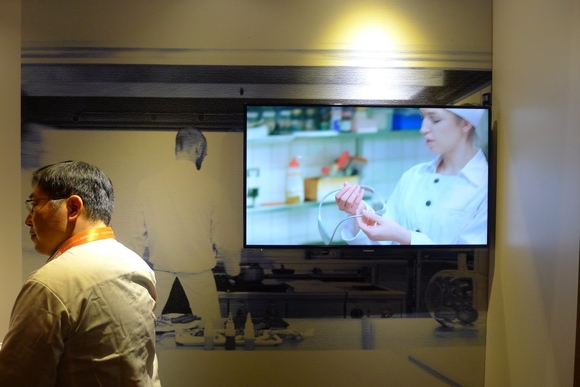 ▲ ⓒ사물 인터넷(IoT)을 이용한 스마트 글래스 "크로노시스"(Kronosys). 안경을 통해 쉐프의 지시를 받으며 레시피를 익힐 수 있다.