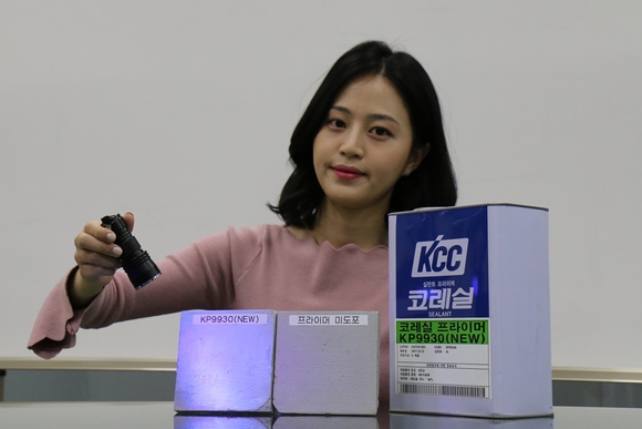 ▲ KCC가 국내 최초로 도포 후 식별 가능한 실란트 프라이머 KP9930(new) 제품을 출시했다.ⓒKCC