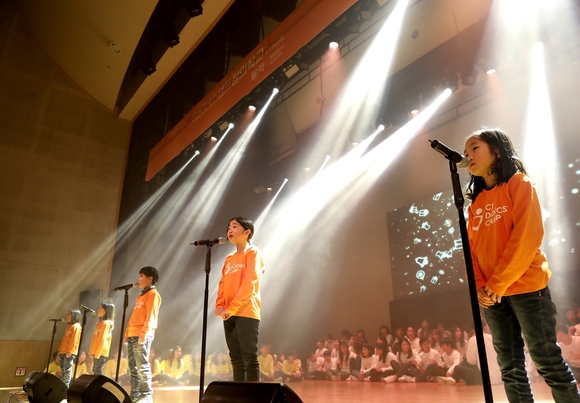 ▲ 지난해 12월 30일 서울여성프라자 아트홀에서 열린 'CJ도너스캠프 창의학교 스테이지'에 참여한 어린이들이 직접 만든 노래로 공연을 선보이고 있다.ⓒCJ