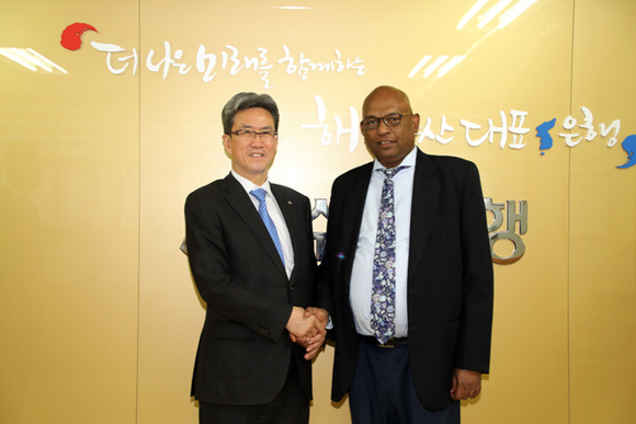 ▲ 수협은행-스리랑카정부 저축은행 관계자 면담.ⓒ수협은행