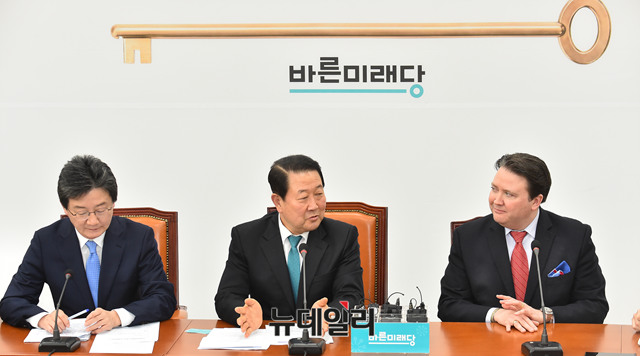 ▲ 박주선 바른미래당 공동대표가 7일 오후 국회 당대표실에서 마크 내퍼 주한미국대사대리의 예방을 받고 모두발언을 하고 있다. ⓒ뉴데일리 이종현 기자