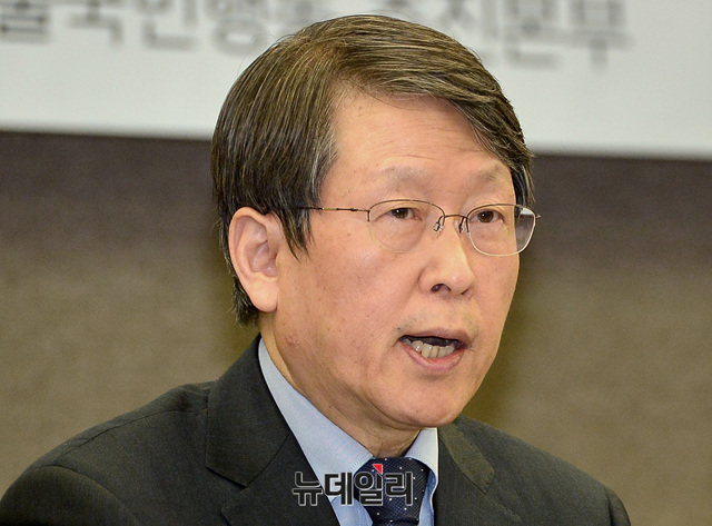 ▲ 왼쪽부터 이병령 전 대북 원전 지원팀장, 김병기 한국수력원자력 노조위원장, 차민수 서울대 원자핵공학과 학생회장, 정범진 경희대 원자력공학과 교수, 황일순 서울대 원자핵공학과 교수, 김창영 따뜻한손 출판사 대표, 김헌규 환경운동실천협의회 총재, 김대홍 성균관대 대학원 법학과 재학, 조성은 무진기연 대표 ⓒ 뉴데일리 공준표