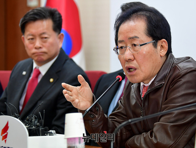 ▲ 자유한국당 홍준표 대표.(오른쪽
 마이크)ⓒ뉴데일리 정상윤 기자