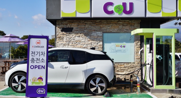 ▲ 편의점에 설치된 전기차 급속충전기 모습.ⓒBGF리테일 제공