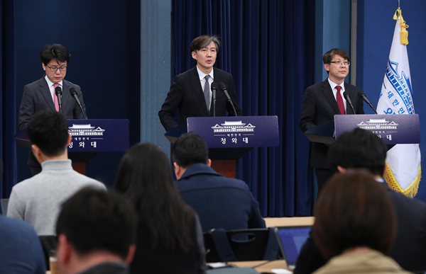 ▲ 조국 청와대 민정수석(가운데)이
 20일 문재인 대통령이 발의할 개헌안
 일부 내용의 요지를 설명하고 있다. ⓒ뉴시스 DB