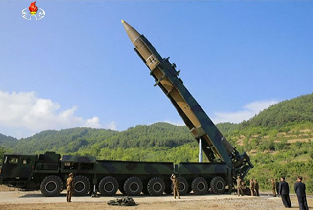 북한이 2017년 7월에 발사한 대륙간 탄도미사일 '화성-14형'. 오른쪽 아래 정육면체처럼 보이는 사람이 김정은이다. ⓒ北선전매체 화면캡쳐.
