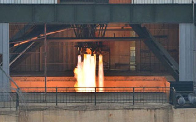 ▲ 2017년 초 북한은 서해 동창리 기지에서 로켓엔진 연소실험을 한 적이 있다. 이때 사용한 로켓엔진이 RD-250과 흡사했다. ⓒ北선전매체 화면캡쳐.