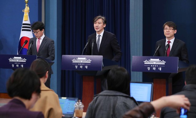 ▲ 조국 청와대 민정수석(가운데)과 진성준 정무기획비서관(왼쪽), 김형연 법무비서관이 20일 대통령 개헌안 전문과 기본권을 발표했다. ⓒ뉴시스