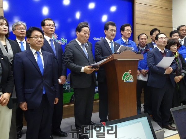 ▲ 이시종 충북지사가 20일 충북도 브리핑룸에서 기자회견을 갖고 3선 출마선언을 하고 있다.ⓒ이민기 기자