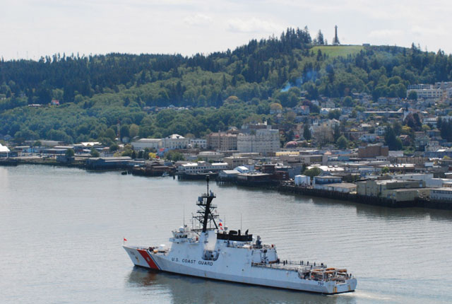 ▲ 美해안경비대 경비함 '버트홀프' 함이 포틀랜드 항을 빠져나가는 모습. 다른 나라의 구축함 크기다. ⓒ美해안경비대 공개사진.