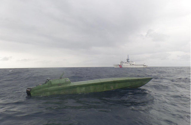 ▲ 美해안경비대는 40년 넘게 중남미 마약조직·인신매매 조직과 전쟁 아닌 전쟁을 벌여 왔다. 사진은 태평양 지구 경비함이 마약조직의 반잠수정을 찾아내는 훈련. ⓒ美해안경비대 공개사진.