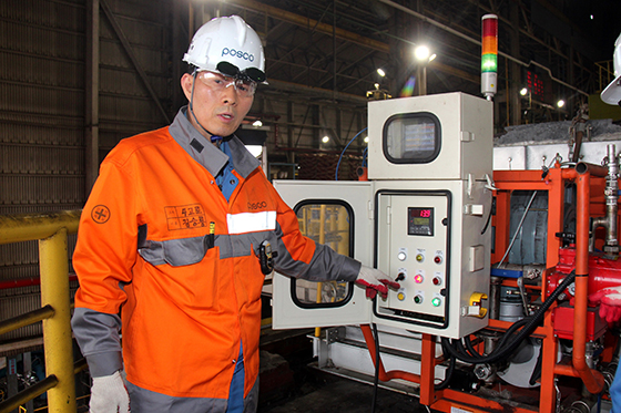 ▲ 포스코 포항제철소(소장 오형수)는 최근 용광로 출선구를 통해 흘러 나오는 쇳물의 통로를 덮는 '대탕도 덮개'의 내화물 건조 방법을 개선해 품질 향상과 원가를 절감하는 성과를 냈다.ⓒ포항제철소