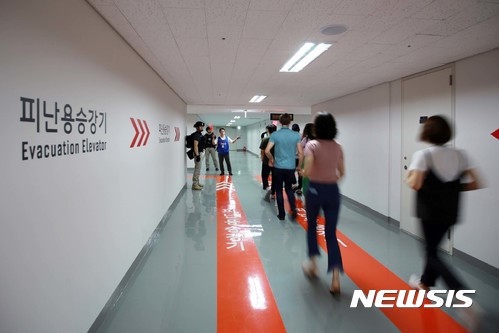 ▲ 송파구 롯데월드타워에서 실시된 민방위훈련 모습.ⓒ뉴시스 DB