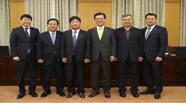 ▲ 대전시의회 원자력안전특위가 20일 제237회 1차 본회의에서 그간의 활동 결과를 보고하고 포즈를 취하고 있다.ⓒ대전시의회