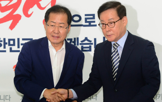 ▲ 자유한국당 홍준표 대표가 지난해 7·3 전당대회 직후인 11일, 이종혁 전 의원에게 임명직 최고위원 임명장을 수여하고 있다. ⓒ뉴시스 사진DB