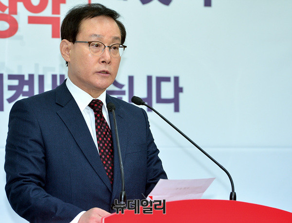 ▲ 이종혁 전 의원이 지난해 연말 부산광역시장 출마를 위해 임명직 최고위원 사퇴를 선언하는 기자회견을 하고 있다. ⓒ뉴데일리 공준표 기자