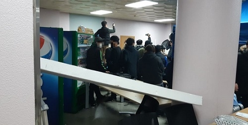 ▲ 지난 18일 서울 동작구 총신대학교 종합관에서 학생들이 용역업체 직원들의 진입을 막는 등 충돌하는 사태가 벌어졌다. 앞서 올해 1월 총신대 학생들은 김영우 총장의 사퇴를 촉구하는 촉구하는 농성에 돌입했다. ⓒ총신대 총학생회