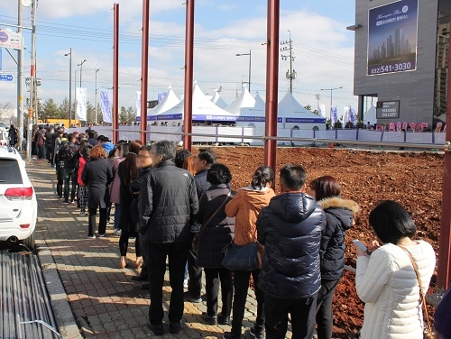 ▲ 계양 효성해링턴 플레이스 견본주택 입장을 기다리는 내방객의 대기줄이 인기를 실감케 한다. ⓒ효성건설