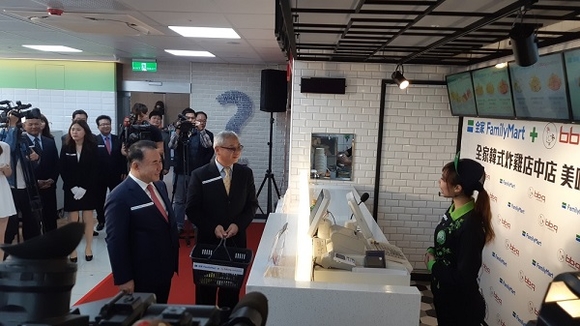 ▲ 윤홍근 회장이 대만 1호점을 둘러보고 있다ⓒ제너시스BBQ그룹